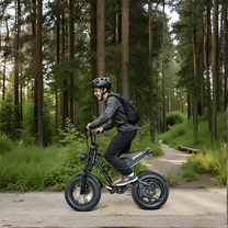 Homme roulant sur le vélo électrique fat bike Hidoes B6 Mini en forêt