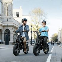 Deux personnes avec le vélo électrique fat bike Hidoes B6 Mini en ville