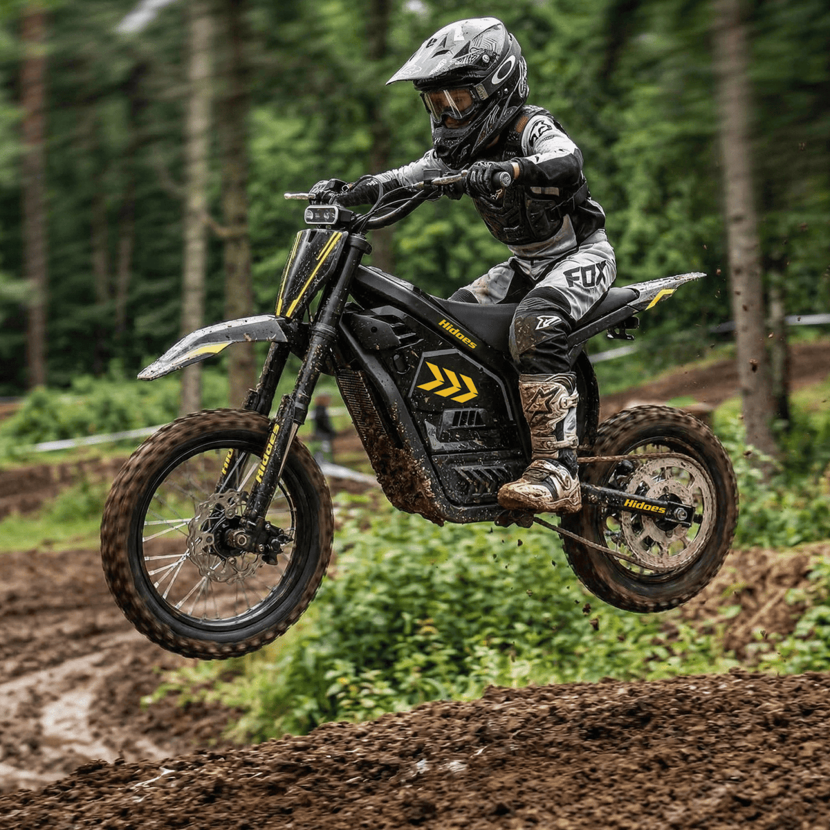 Pilote sur la moto-cross électrique Hidoes G2 en tout-terrain en forêt