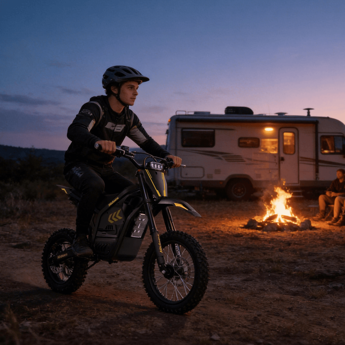 Personne debout avec la moto-cross électrique Hidoes G2 dans une ambiance nocturne