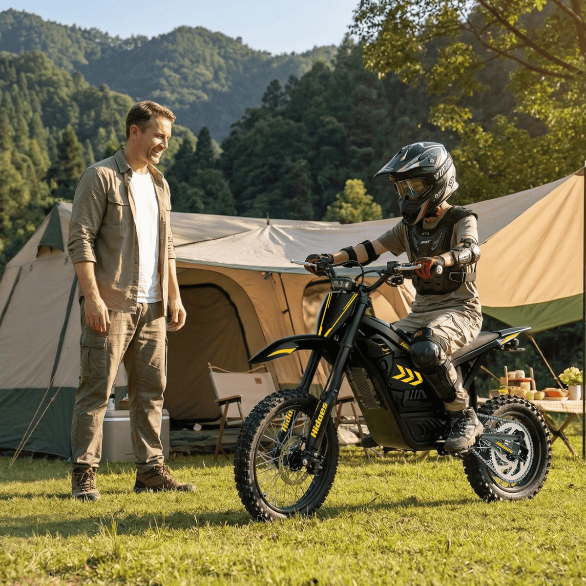 Personne debout avec la moto-cross électrique Hidoes G2