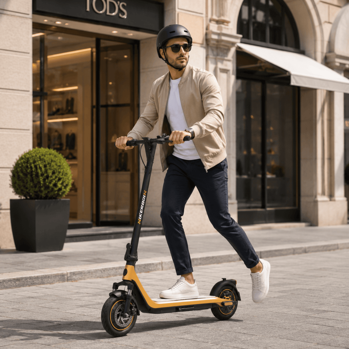 Homme marchant à côté de la trottinette électrique HIKERBOY CURTIS DUAL PRO dans une rue