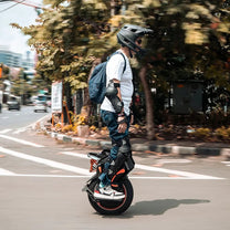 Homme roulant sur le monocycle électrique InMotion V14 Adventure en ville