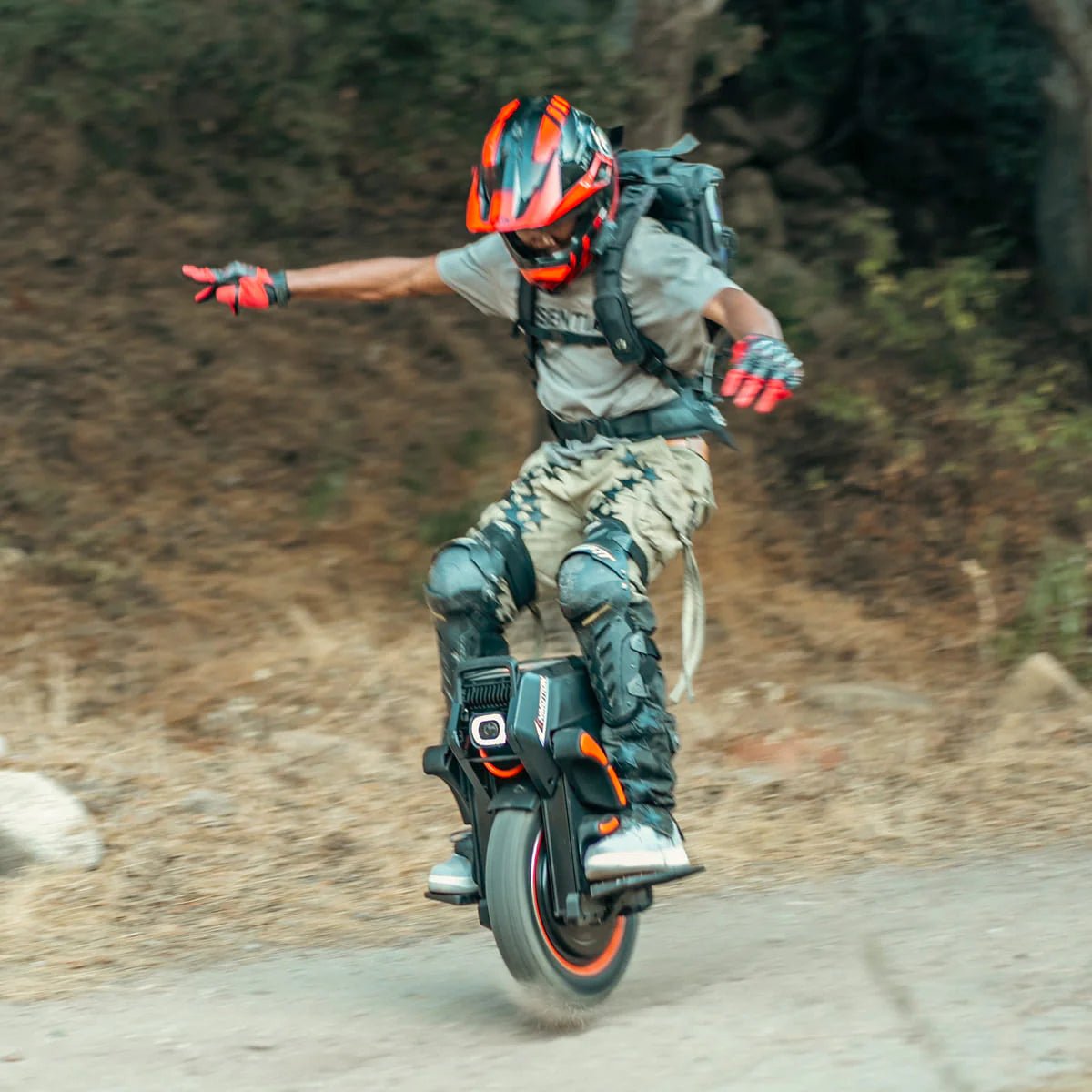 Personne roulant sur le monocycle électrique InMotion V14 Adventure sur un sentier