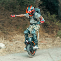 Personne roulant sur le monocycle électrique InMotion V14 Adventure sur un sentier