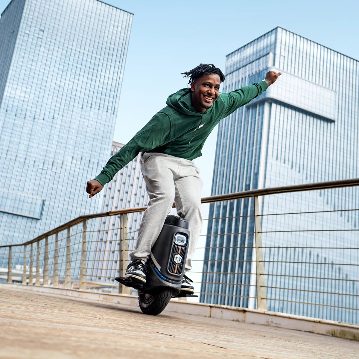 Homme roulant sur le monocycle électrique InMotion V9 en ville