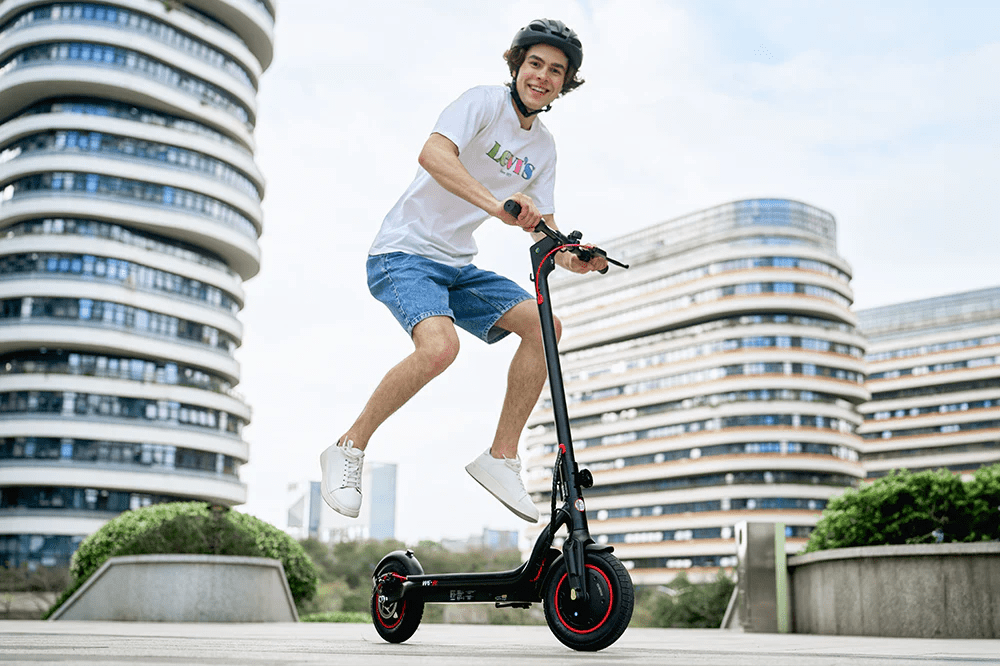 Pilote sautant avec la trottinette électrique iScooter W6