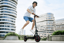 Pilote sautant avec la trottinette électrique iScooter W6