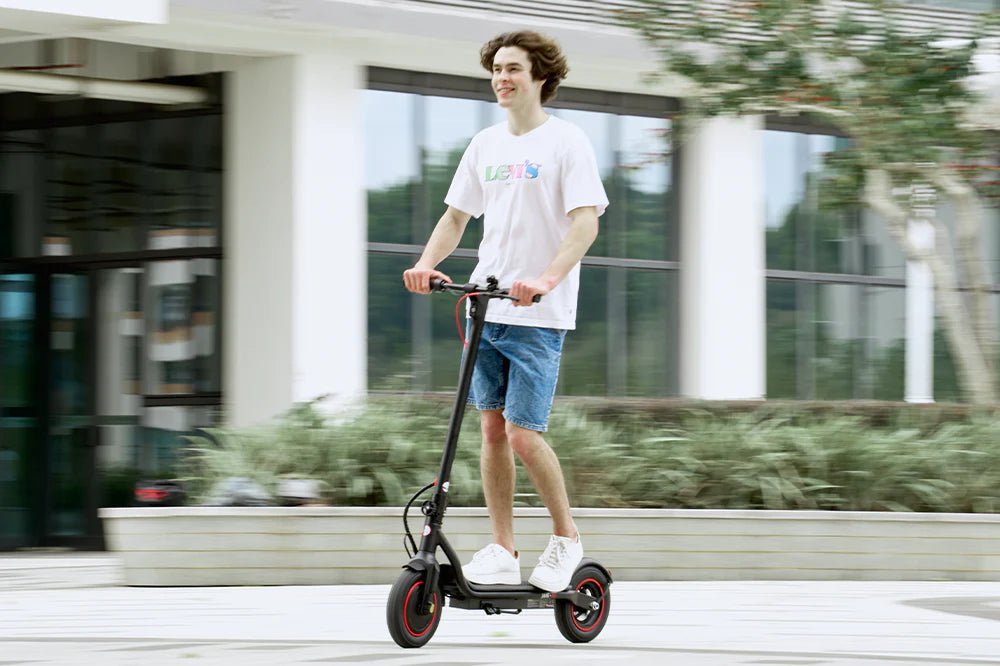 Personne roulant sur la trottinette électrique iScooter W6 en ville