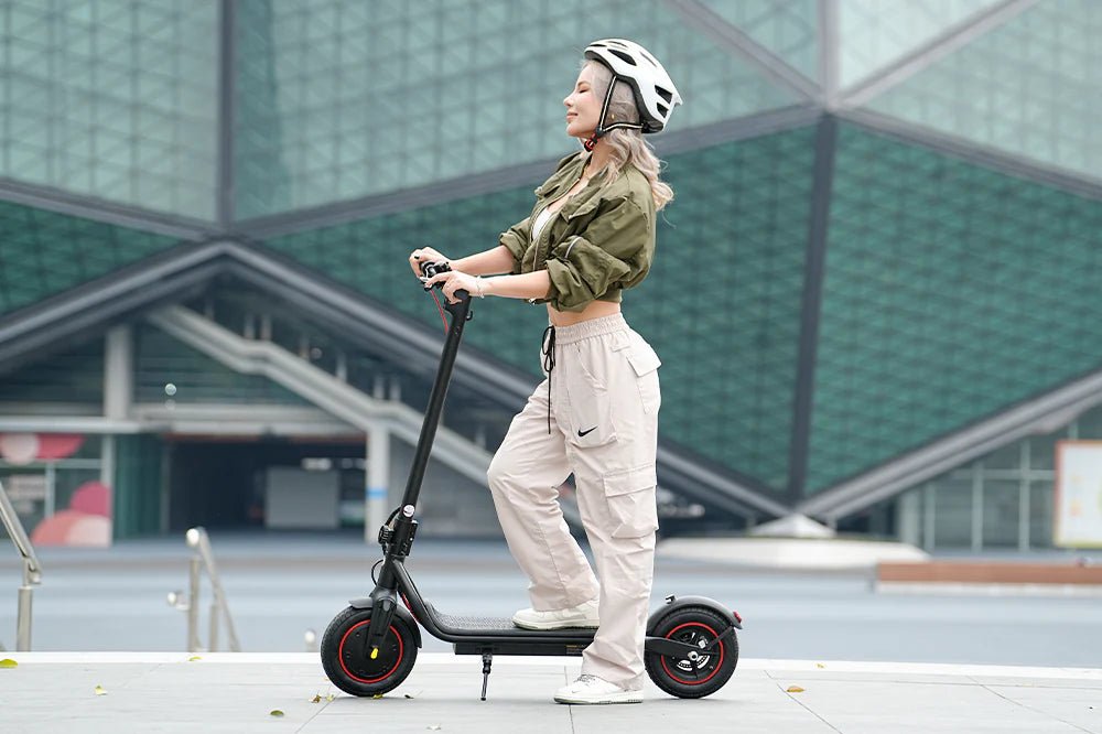 Femme roulant sur la trottinette électrique iScooter W6 en ville