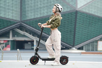 Femme roulant sur la trottinette électrique iScooter W6 en ville