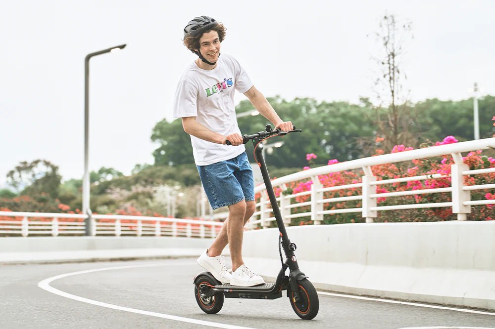Personne roulant sur la trottinette électrique iScooter W6 en ville