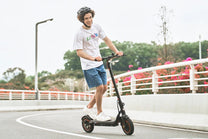 Personne roulant sur la trottinette électrique iScooter W6 en ville
