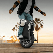 Personne roulant sur le monocycle électrique KingSong F22 Pro