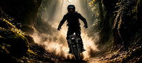 Personne roulant sur le monocycle électrique KingSong F22 Pro en forêt