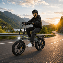 Homme roulant sur le vélo électrique pliant fat bike KOOLUX RK10 sur la route
