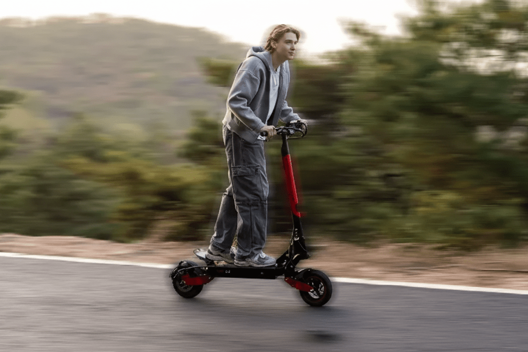 Personne roulant sur la trottinette électrique KOOLUX U1 sur la route