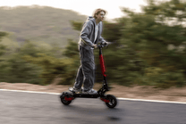 Personne roulant sur la trottinette électrique KOOLUX U1 sur la route