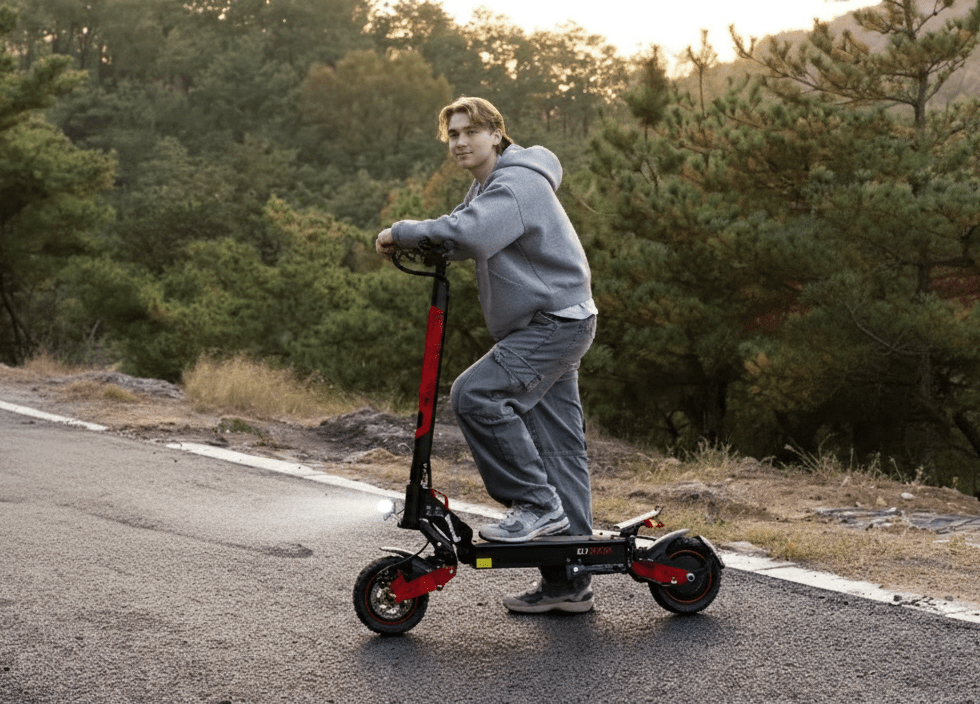Personne roulant sur la trottinette électrique KOOLUX U1 sur la route
