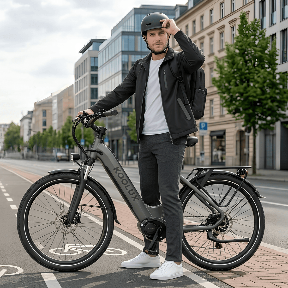 Homme debout avec le vélo électrique KOOLUX X2 en ville