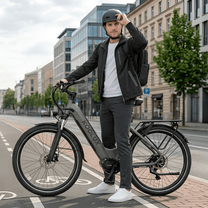 Homme debout avec le vélo électrique KOOLUX X2 en ville