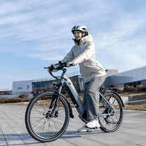 Homme roulant sur le vélo électrique KOOLUX X2 en ville