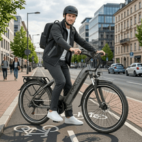 Homme debout avec le vélo électrique KOOLUX X2 en ville
