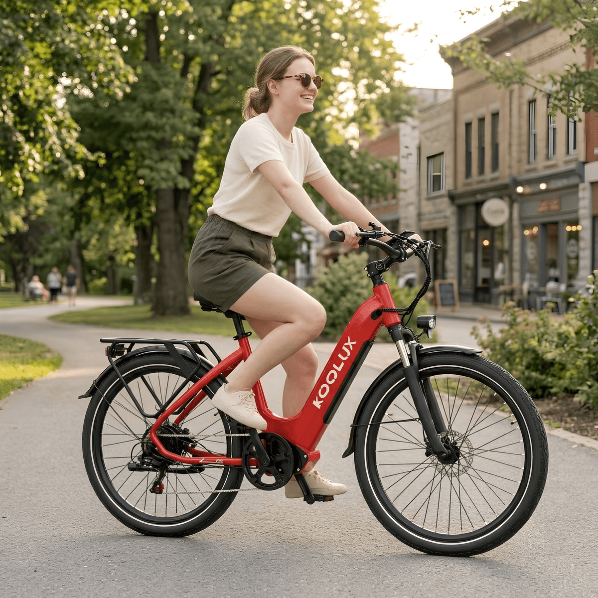 Femme roulant sur le vélo électrique KOOLUX X2 dans un parc