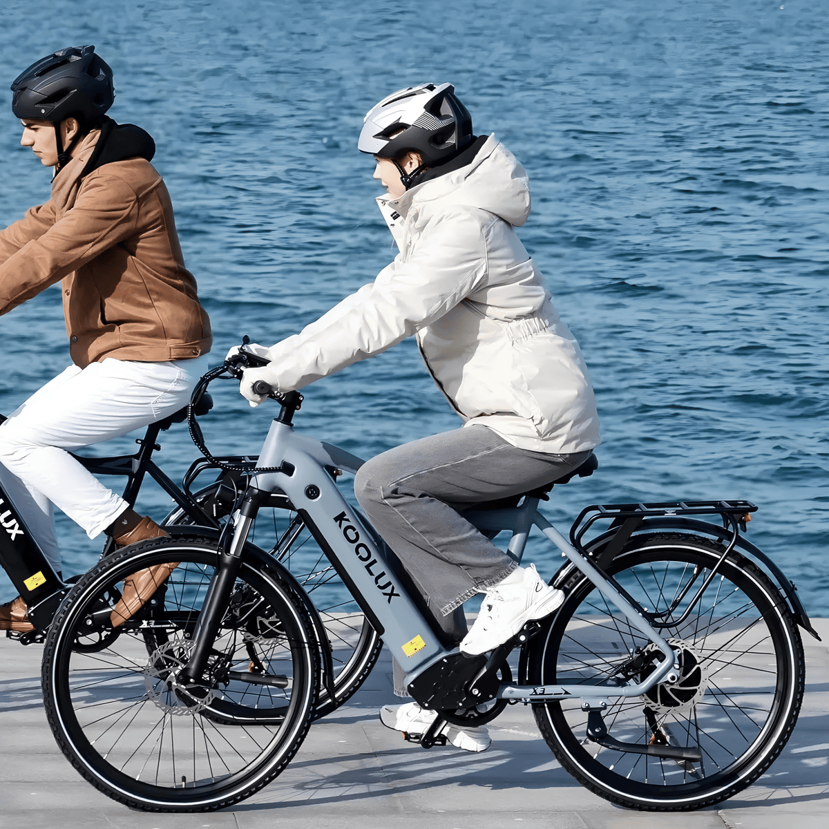 Deux personnes avec le vélo électrique KOOLUX X3 au bord de la mer