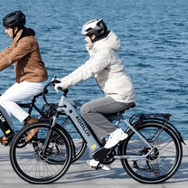 Deux personnes avec le vélo électrique KOOLUX X3 au bord de la mer