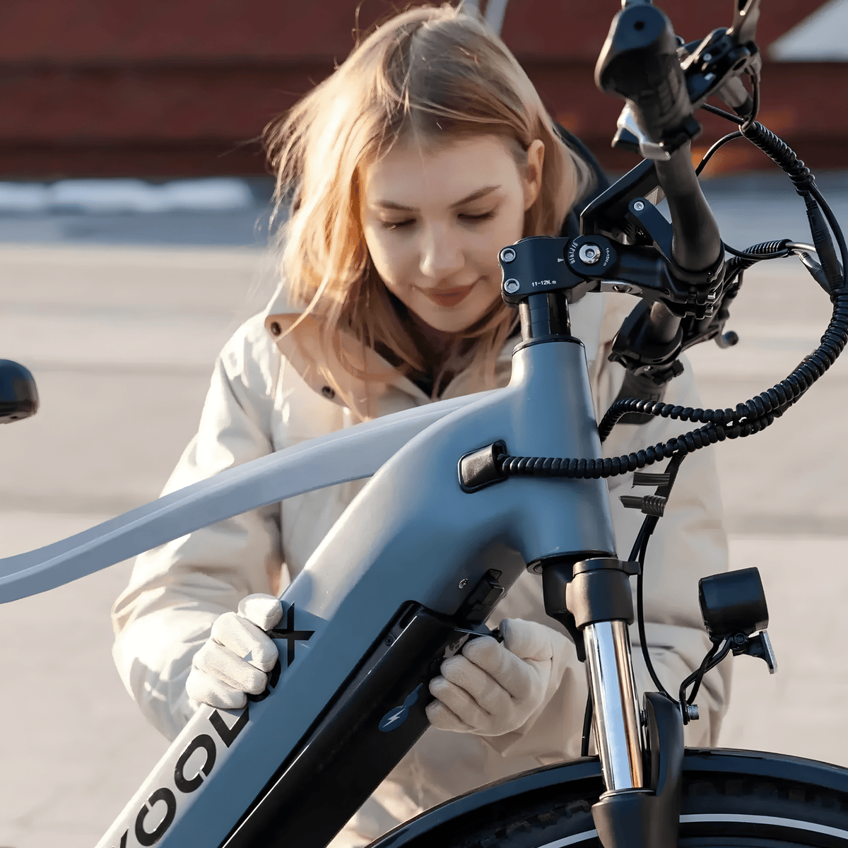 Femme debout avec le vélo électrique KOOLUX X3 en ville