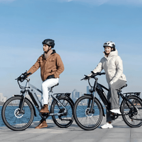 Deux personnes avec le vélo électrique KOOLUX X3 au bord de la mer