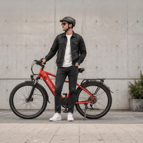 Homme debout avec le vélo électrique KOOLUX X3 en ville