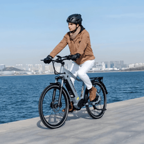 Homme roulant sur le vélo électrique KOOLUX X3 au bord de la mer
