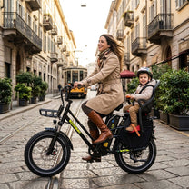 Femme roulant sur le vélo électrique fat bike KOOLUX X8 avec un enfant