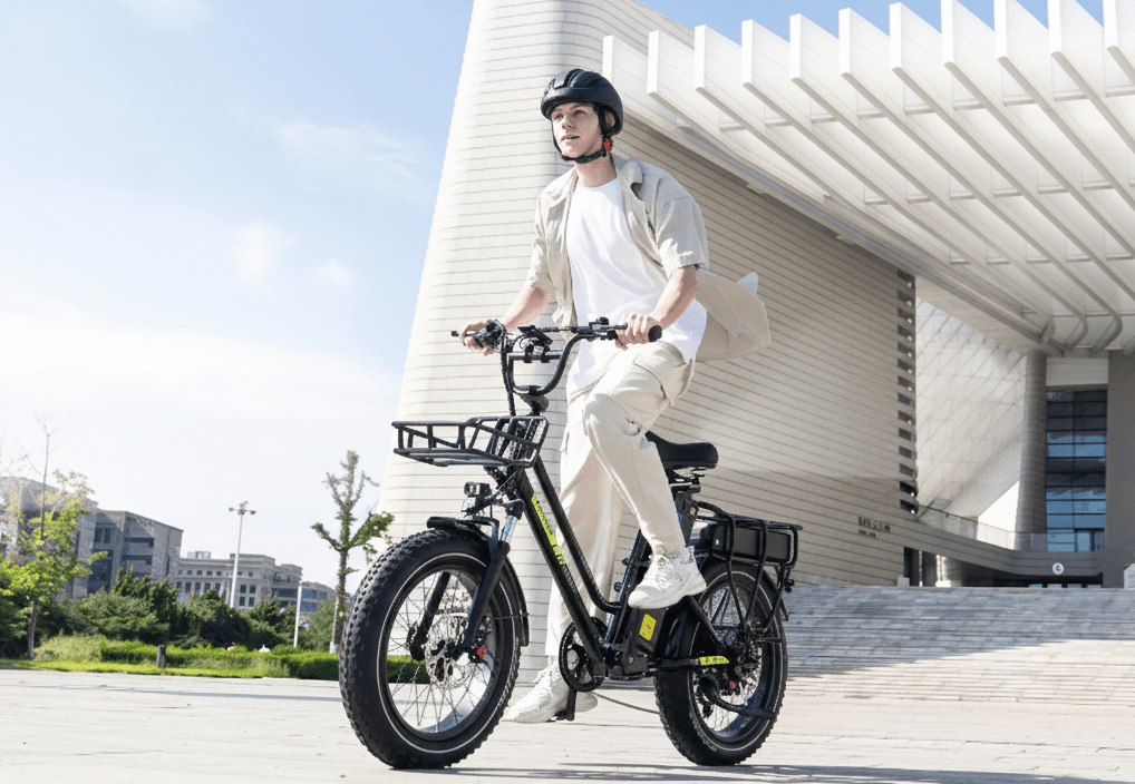Homme roulant sur le vélo électrique fat bike KOOLUX X8 en ville