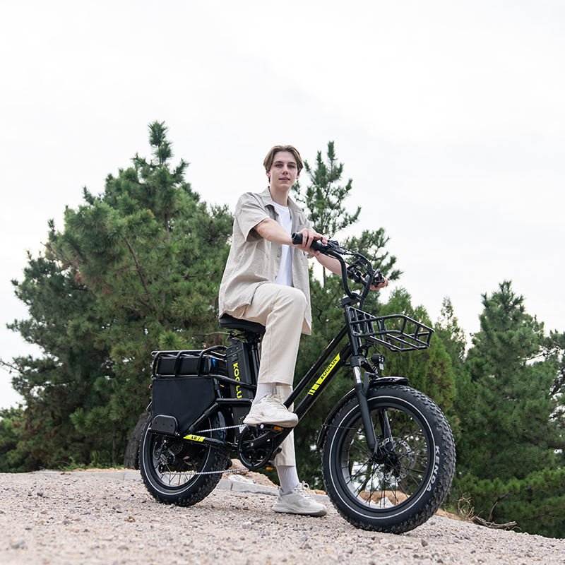 Homme roulant sur le vélo électrique fat bike KOOLUX X8 sur une allée