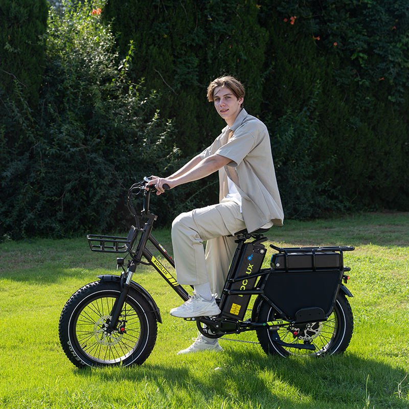 Homme roulant sur le vélo électrique fat bike KOOLUX X8 sur une pelouse