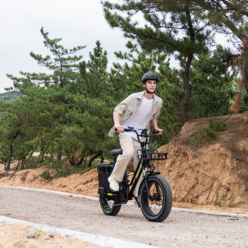 Homme roulant sur le vélo électrique fat bike KOOLUX X8 sur une allée