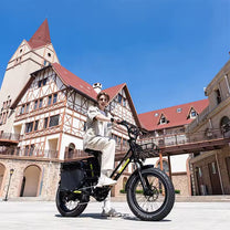 Homme roulant sur le vélo électrique fat bike KOOLUX X8 en ville