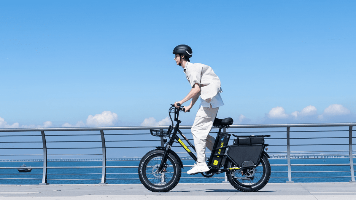Homme roulant sur le vélo électrique fat bike KOOLUX X8 au bord de la mer