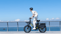 Homme roulant sur le vélo électrique fat bike KOOLUX X8 au bord de la mer