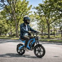 Personne roulant sur le vélo électrique fat bike KOOLUX X9 Mini dans un parc