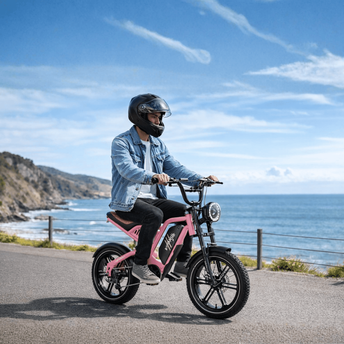 Personne roulant sur le vélo électrique fat bike KOOLUX X9 Mini au bord de la mer