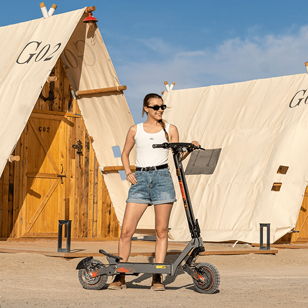 Femme debout avec la trottinette électrique KuKirin G2 Ultra