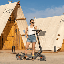 Femme debout avec la trottinette électrique KuKirin G2 Ultra