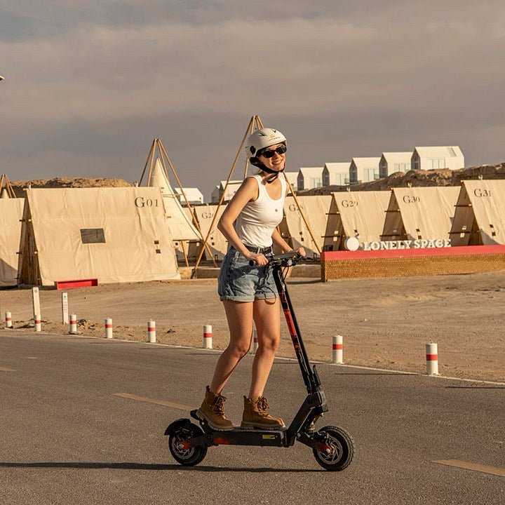Femme roulant sur la trottinette électrique KuKirin G2 Ultra en ville
