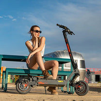 Femme debout avec la trottinette électrique KuKirin G2 Ultra