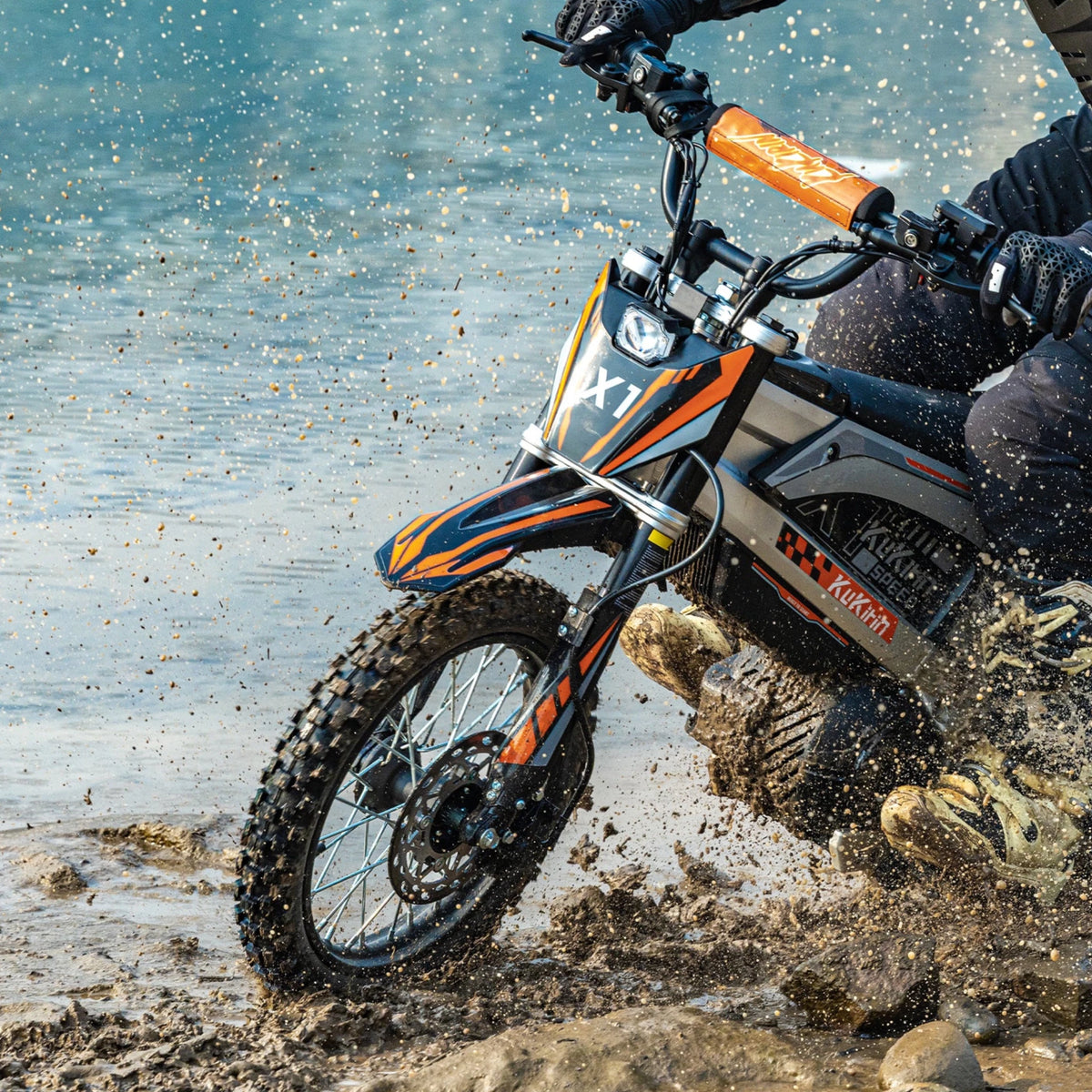 Pilote sur la moto-cross électrique KuKirin X1 en tout-terrain