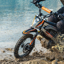 Pilote sur la moto-cross électrique KuKirin X1 en tout-terrain